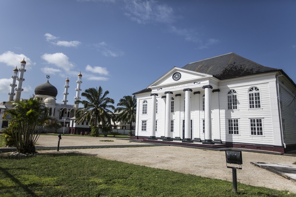 Moskén och synagogan ligger sida vid sida i Paramaribo.